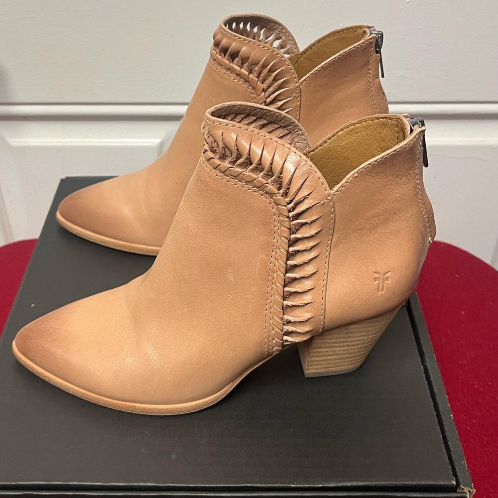 🎉1 HOUR SALE🎉 NEW Frye Reed Feather ankle bootie size 7M